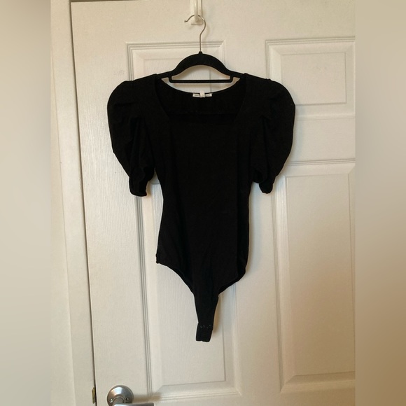 Tops - Short puffy sleeve bodysuit!